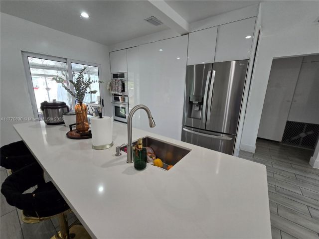 Продажа дома по адресу 1011 NW 64th St - фото 5837439