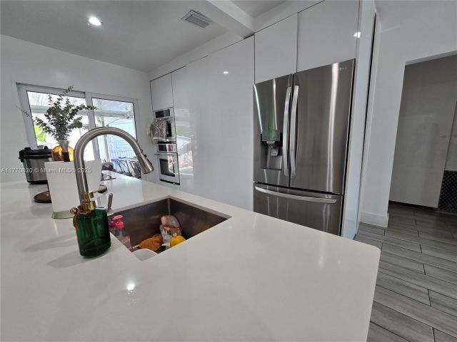 Продажа дома по адресу 1011 NW 64th St - фото 5837440