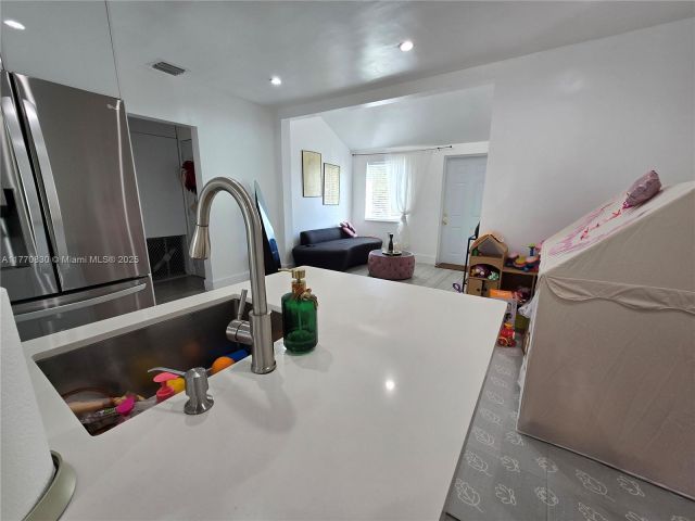 Продажа дома по адресу 1011 NW 64th St - фото 5837441