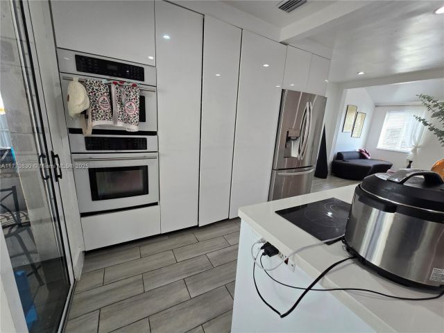 Продажа дома по адресу 1011 NW 64th St - фото 5837442