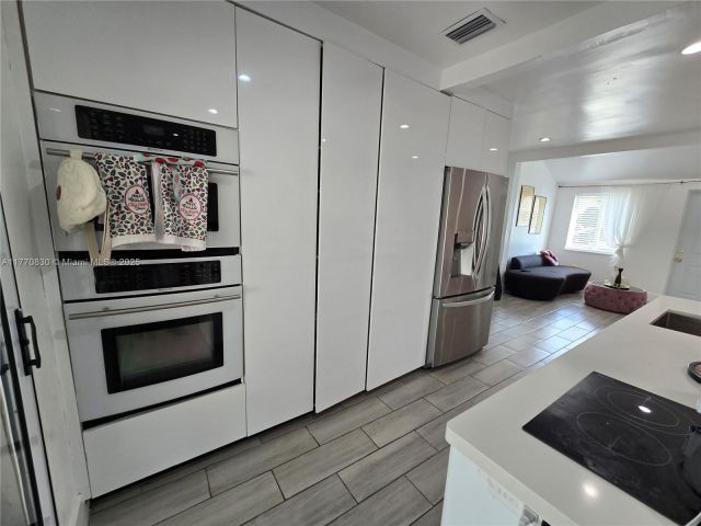 Продажа дома по адресу 1011 NW 64th St - фото 5837443