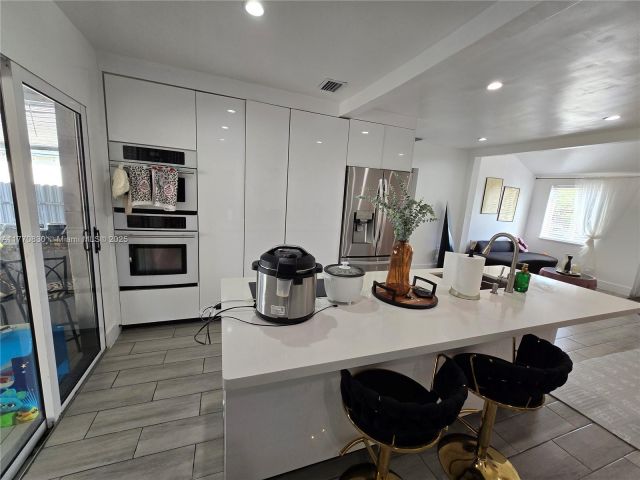 Продажа дома по адресу 1011 NW 64th St - фото 5837444