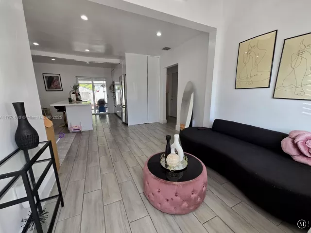 Продажа дома по адресу 1011 NW 64th St - фото 5837438