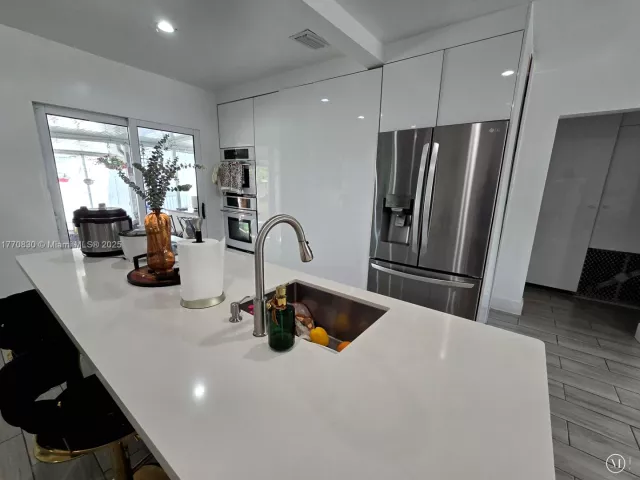 Продажа дома по адресу 1011 NW 64th St - фото 5837439