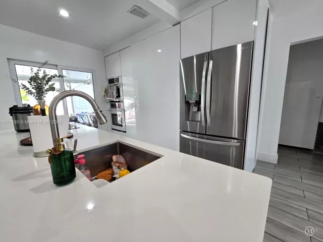 Продажа дома по адресу 1011 NW 64th St - фото 5837440