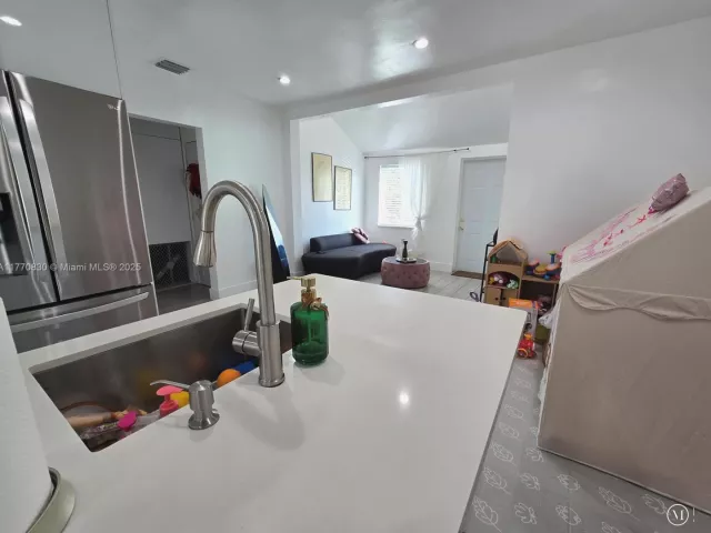 Продажа дома по адресу 1011 NW 64th St - фото 5837441