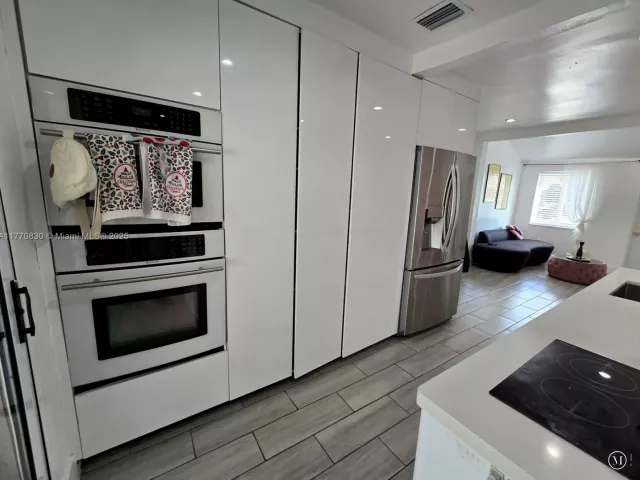 Продажа дома по адресу 1011 NW 64th St - фото 5837443