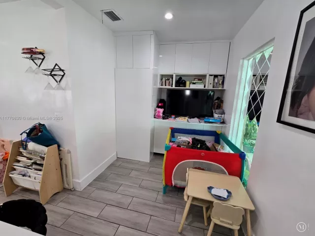 Продажа дома по адресу 1011 NW 64th St - фото 5837433