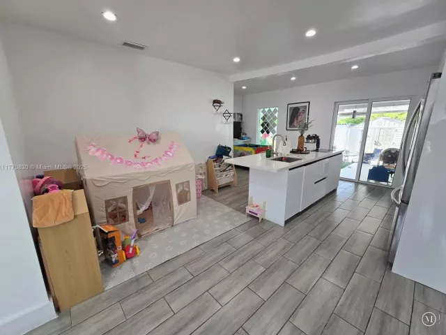 Продажа дома по адресу 1011 NW 64th St - фото 5837435