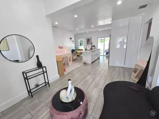 Продажа дома по адресу 1011 NW 64th St - фото 5837436