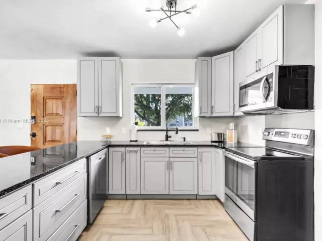 Дом в аренду по адресу 535 N Biscayne River Dr 1 - фото 5845626