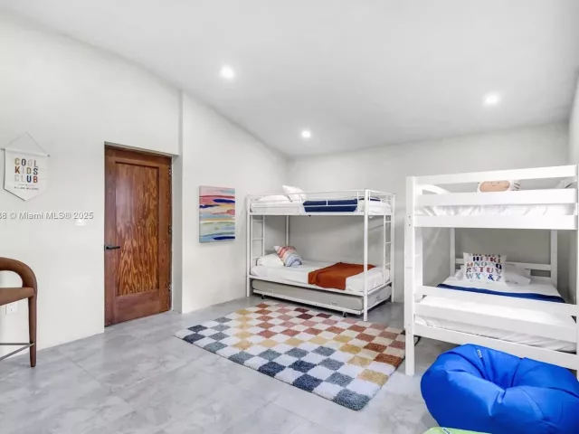 Дом в аренду по адресу 535 N Biscayne River Dr 1 - фото 5845620