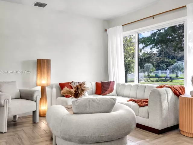 Дом в аренду по адресу 535 N Biscayne River Dr 1 - фото 5845623