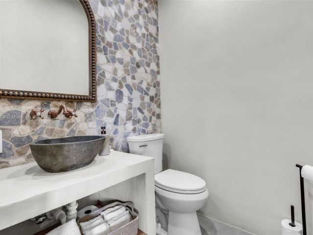 Дом в аренду по адресу 535 N Biscayne River Dr 1 - фото 5845617