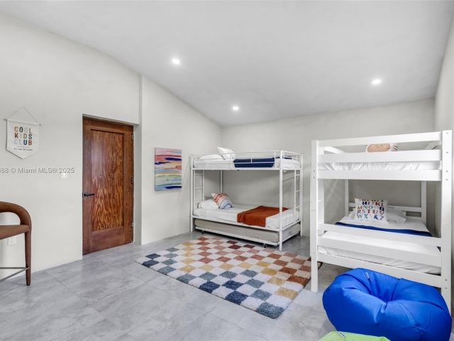 Дом в аренду по адресу 535 N Biscayne River Dr 1 - фото 5845620