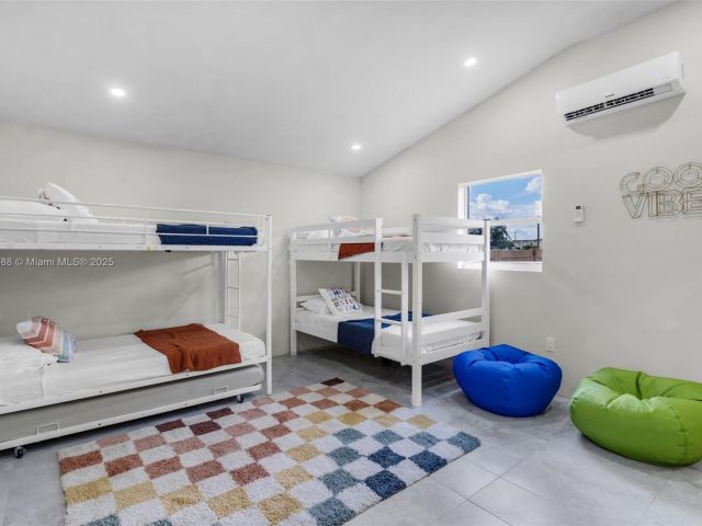 Дом в аренду по адресу 535 N Biscayne River Dr 1 - фото 5845621