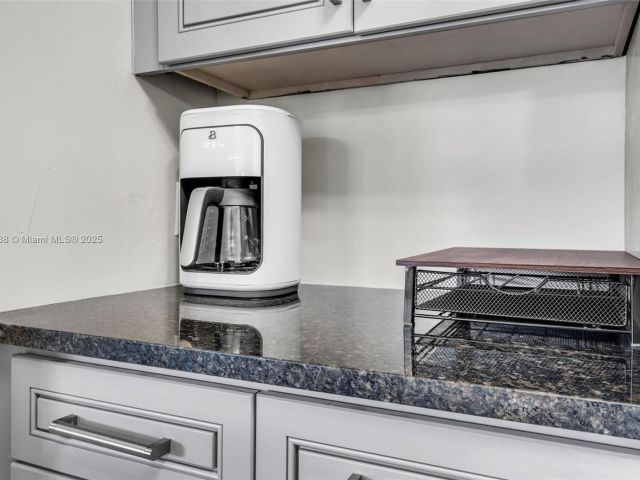 Дом в аренду по адресу 535 N Biscayne River Dr 1 - фото 5845622