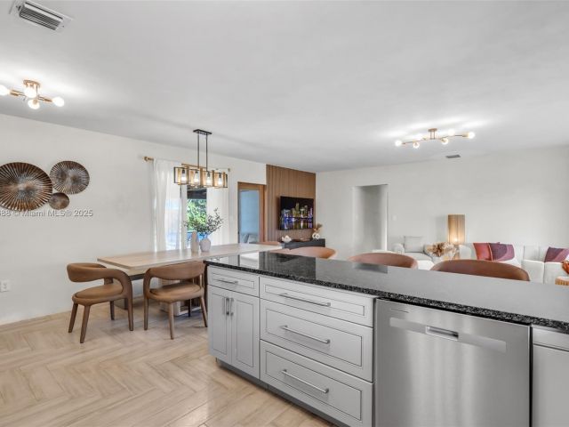 Дом в аренду по адресу 535 N Biscayne River Dr 1 - фото 5845625