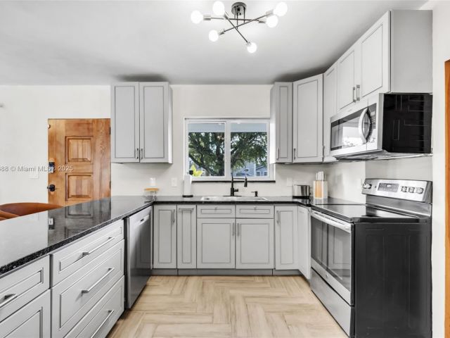 Дом в аренду по адресу 535 N Biscayne River Dr 1 - фото 5845626