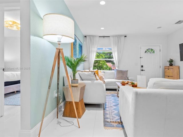 Дом в аренду по адресу 775 NW 44th St - фото 6047169