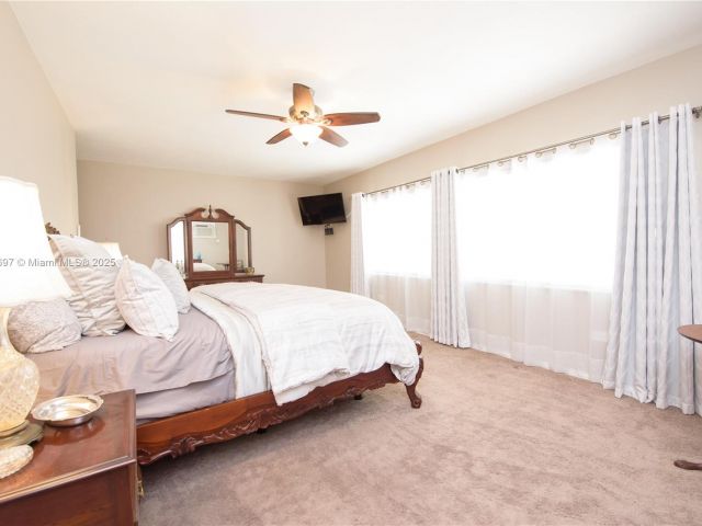 Продажа дома по адресу 434 NW 20th St - фото 6003593