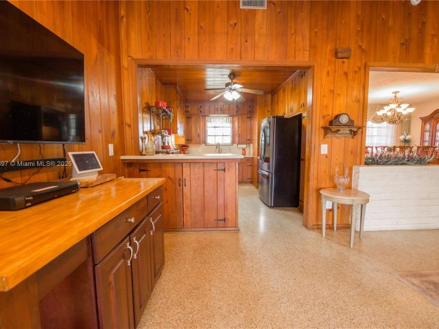 Продажа дома по адресу 434 NW 20th St - фото 6003606