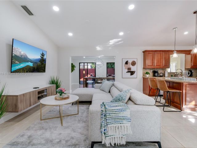 Дом в аренду по адресу 14517 SW 98th Ter - фото 5930448