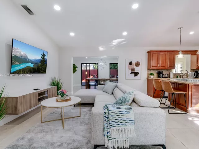 Дом в аренду по адресу 14517 SW 98th Ter - фото 5930448