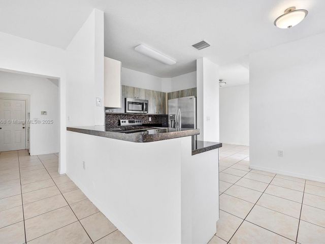 Дом в аренду по адресу 6161 SW 157th Pl - фото 5974447