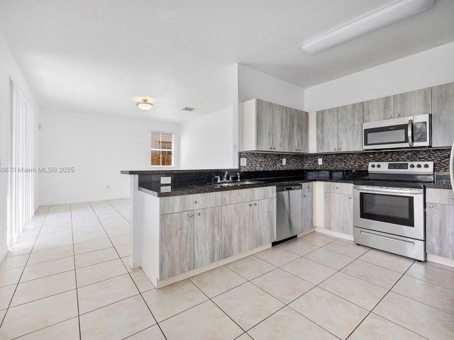 Дом в аренду по адресу 6161 SW 157th Pl - фото 5974449