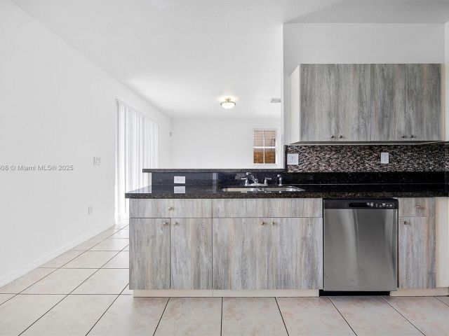 Дом в аренду по адресу 6161 SW 157th Pl - фото 5974450