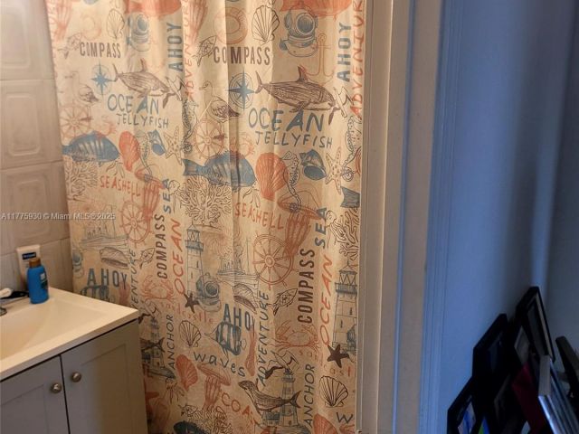 Продажа дома по адресу 975 NE 135th St - фото 5877123