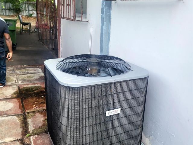 Продажа дома по адресу 975 NE 135th St - фото 5877131