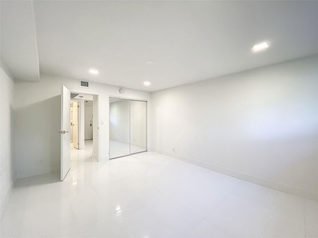 Продажа дома по адресу 20329 W Country Club Dr 10 - фото 6253261