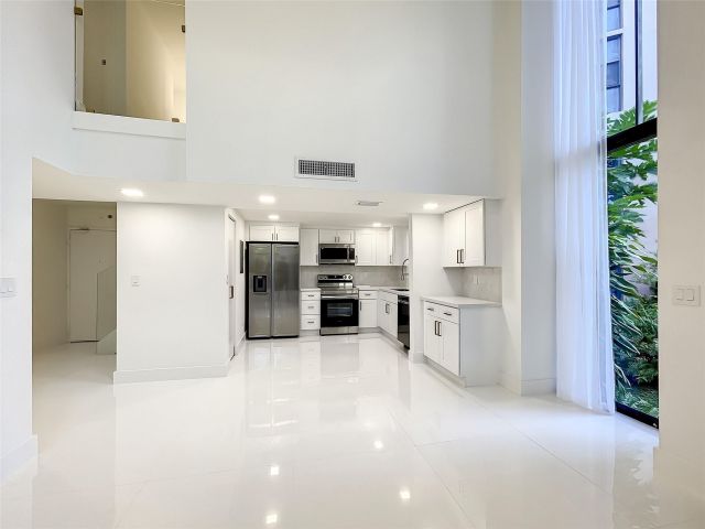 Продажа дома по адресу 20329 W Country Club Dr 10 - фото 6253269