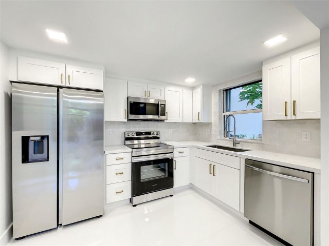 Продажа дома по адресу 20329 W Country Club Dr 10 - фото 6253270