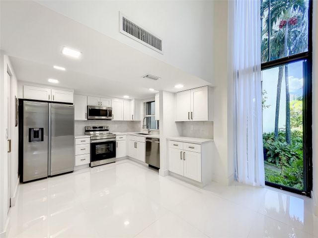 Продажа дома по адресу 20329 W Country Club Dr 10 - фото 6253271