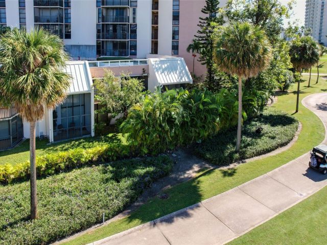 Продажа дома по адресу 20329 W Country Club Dr 10 - фото 6253274