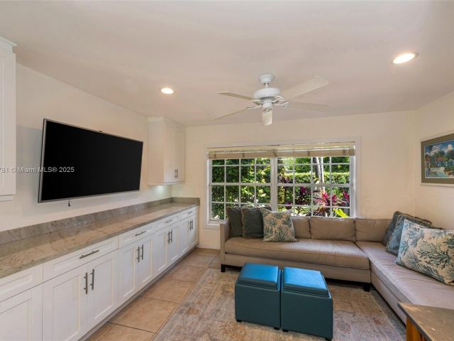 Продажа дома по адресу 250 Greenwood Drive - фото 5896225