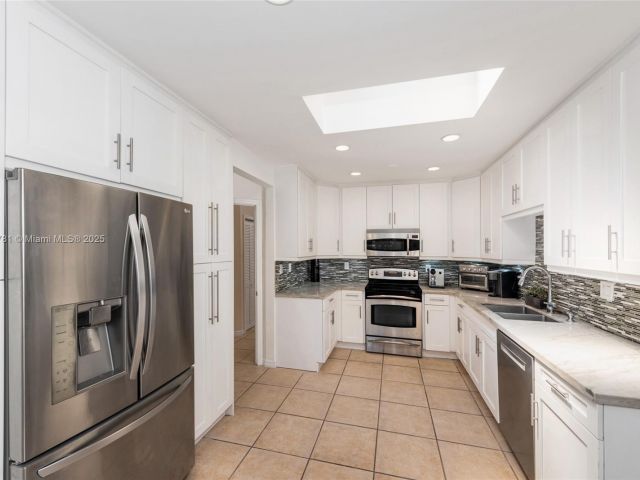 Продажа дома по адресу 250 Greenwood Drive - фото 5896226