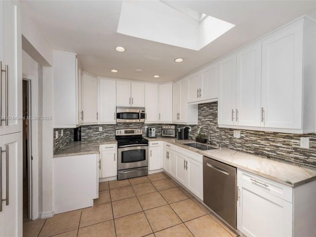 Продажа дома по адресу 250 Greenwood Drive - фото 5896227