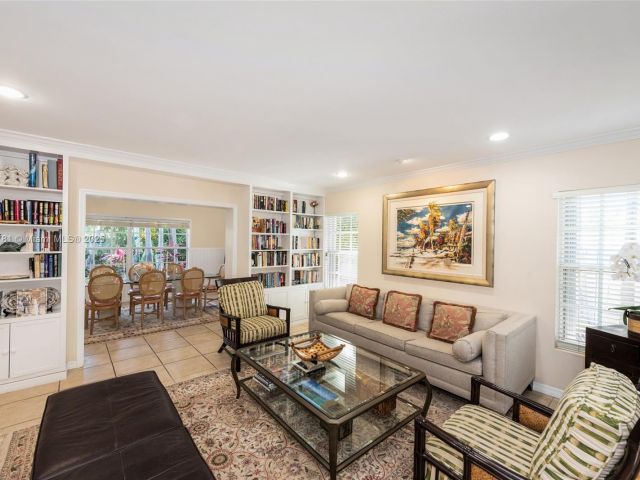 Продажа дома по адресу 250 Greenwood Drive - фото 5896231