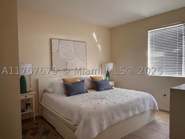 Продажа дома по адресу 1033 SW 144th Ave 2705 - фото 8054612