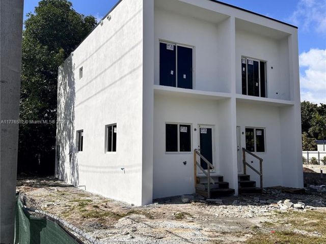 Продажа дома по адресу 17301 NE 4th Ave - фото 5857900