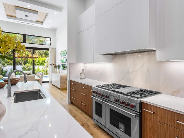 Продажа дома по адресу 1012 NW 5th Avenue - фото 6505739