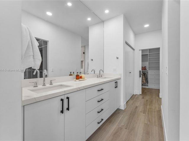 Продажа дома по адресу 872 NE 79 - фото 5862273