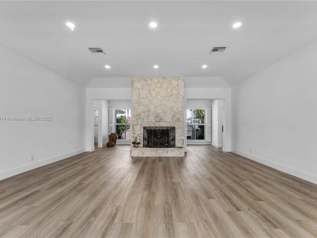 Продажа дома по адресу 872 NE 79 - фото 5862287