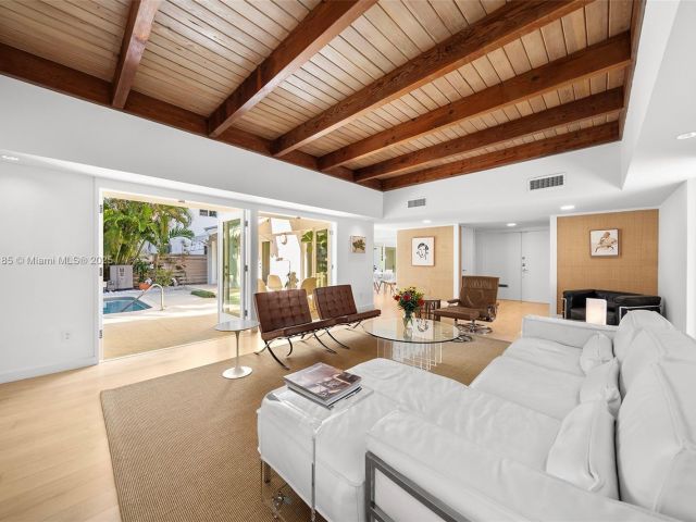 Продажа дома по адресу 5251 La Gorce Dr - фото 5873228