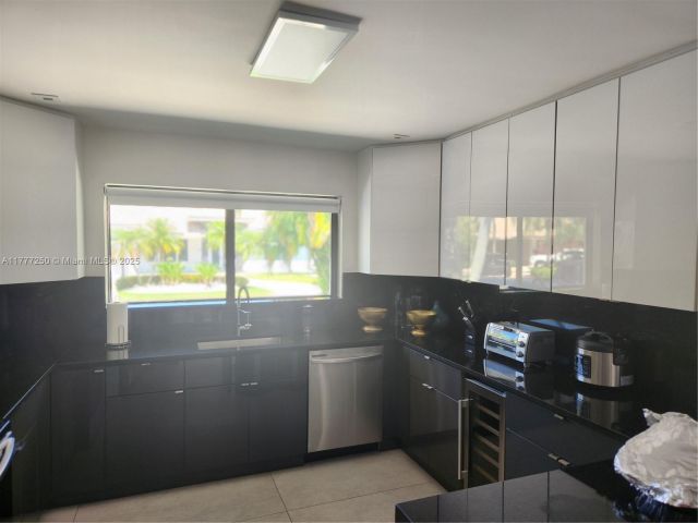 Дом в аренду по адресу 536 Hibiscus Dr - фото 5873594