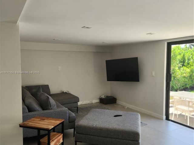 Дом в аренду по адресу 536 Hibiscus Dr - фото 5873595